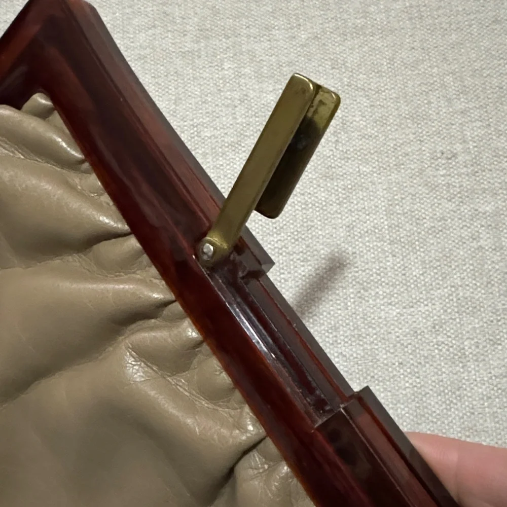 Gorgeous Vintage Clutch-Faux Leather-Lucite Trim in Brown-Gold Tone Metal Close - Picture 7 of 16